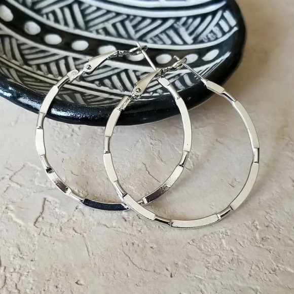 Sleek Mid Century Style Silver Tone Round Hoop Earrings 40mm 1.6" Long Leverback - Picture 1 of 7